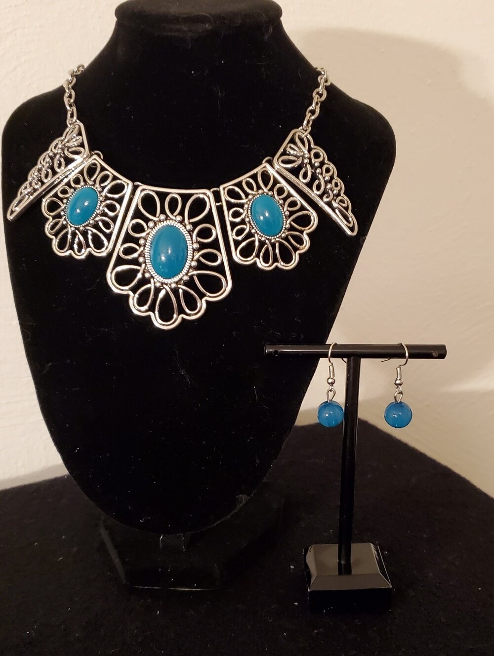 Georgous Turquoise Blue Necklace With Cabochons. Matching Earrings New - Picture 6 of 10